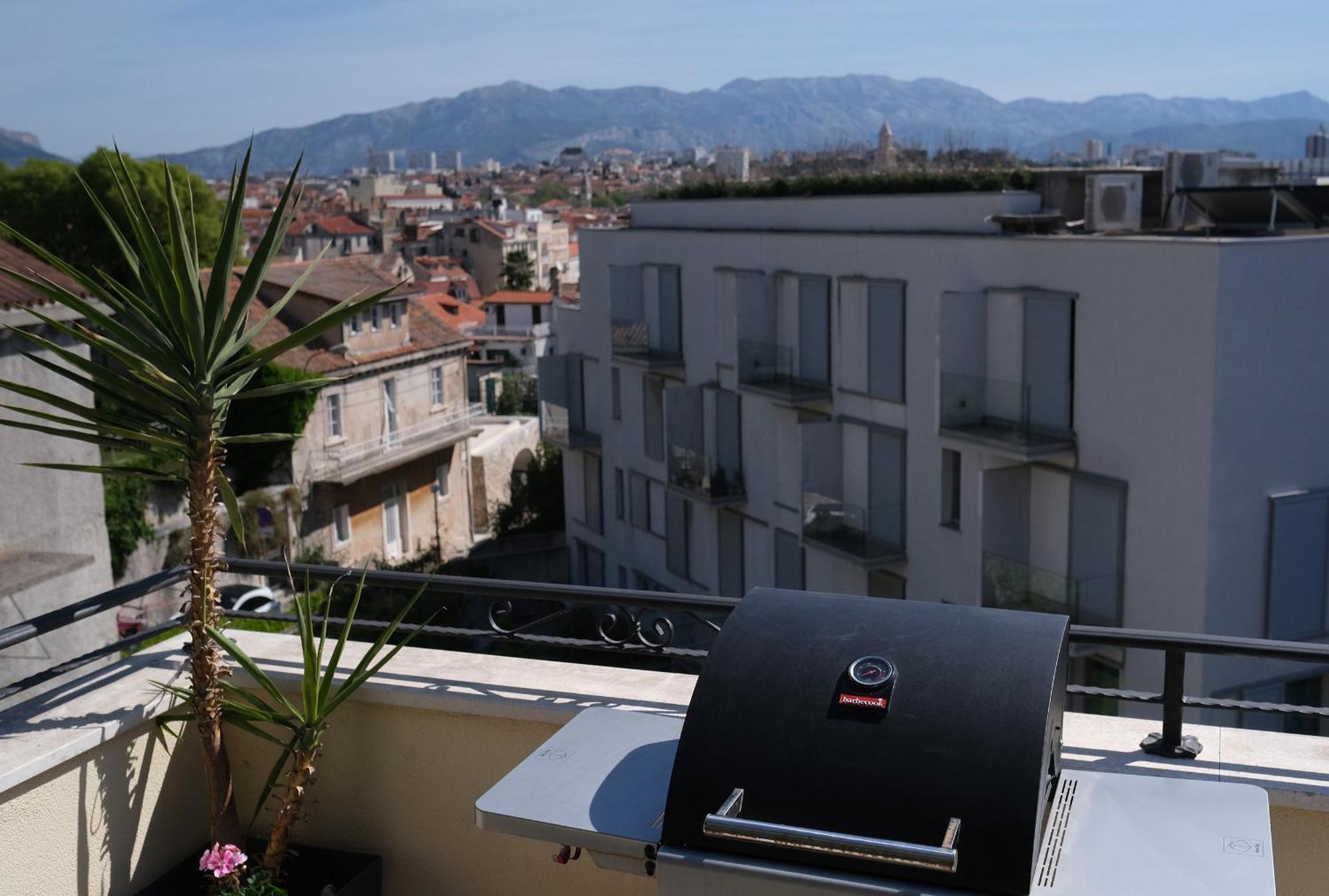 Prime Location Penthouse Apt With A Large Terrace Split Extérieur photo